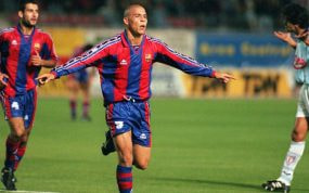 Ronaldo celebra un gol con el Barça.