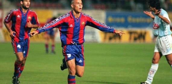 Ronaldo celebra un gol con el Barça.