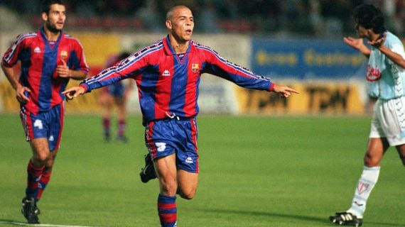 Ronaldo celebra un gol con el Barça.