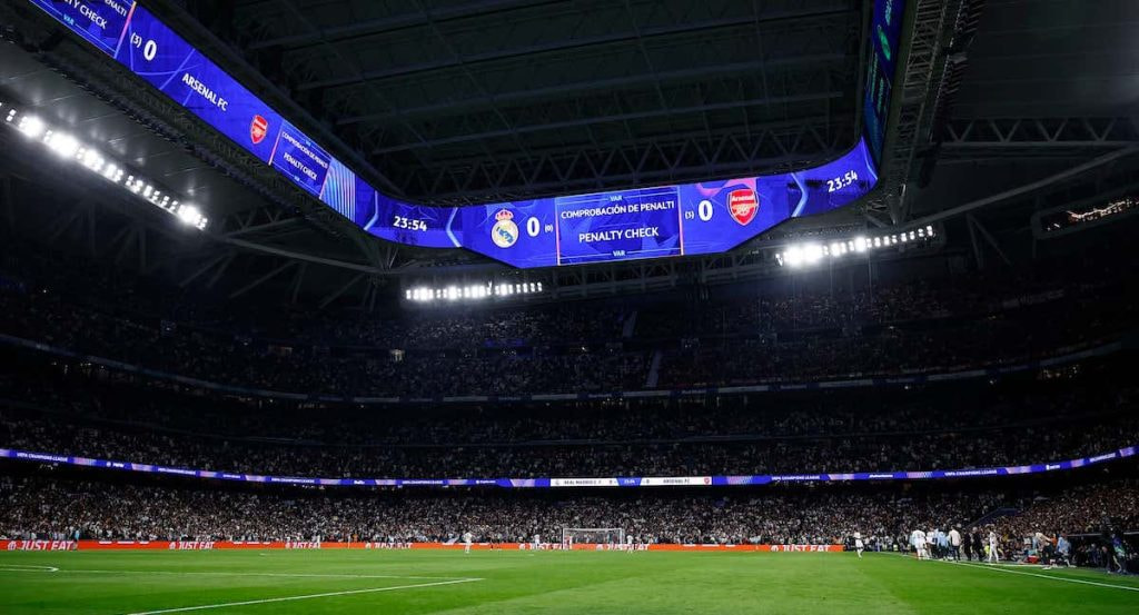 Imagen del Santiago Bernabéu con el techo cubierto en un día de partido.