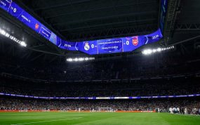 Imagen del Santiago Bernabéu con el techo cubierto en un día de partido.