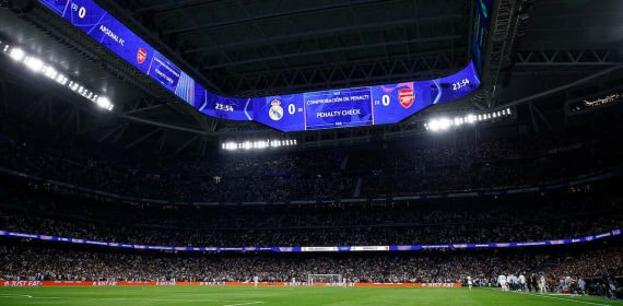 Imagen del Santiago Bernabéu con el techo cubierto en un día de partido.