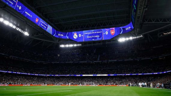 Imagen del Santiago Bernabéu con el techo cubierto en un día de partido.