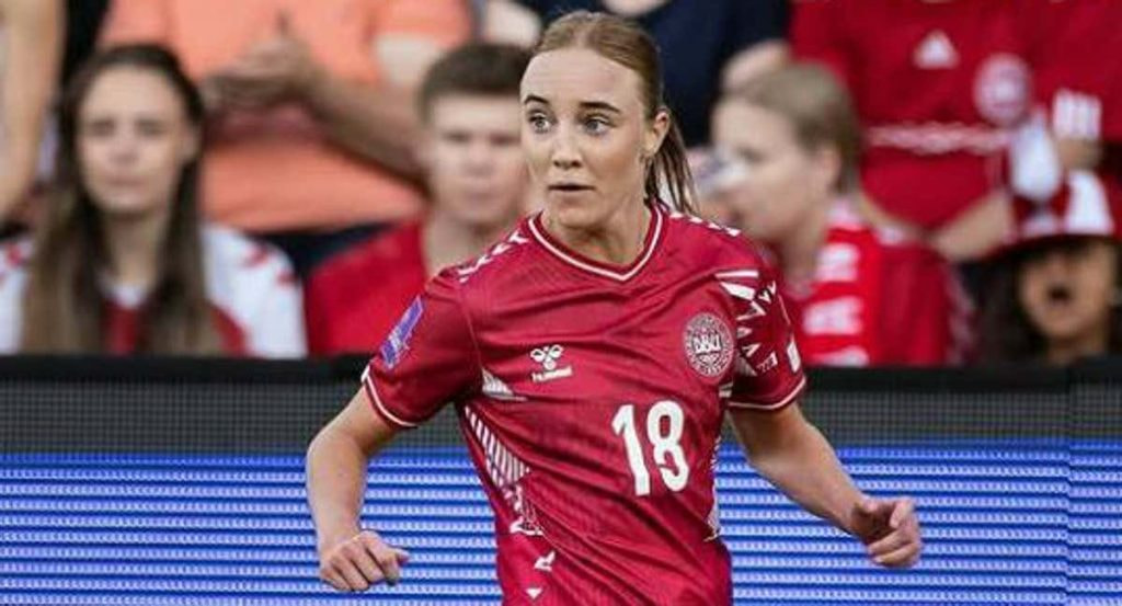 Sara Holmgaard durante un partido con Dinamarca.