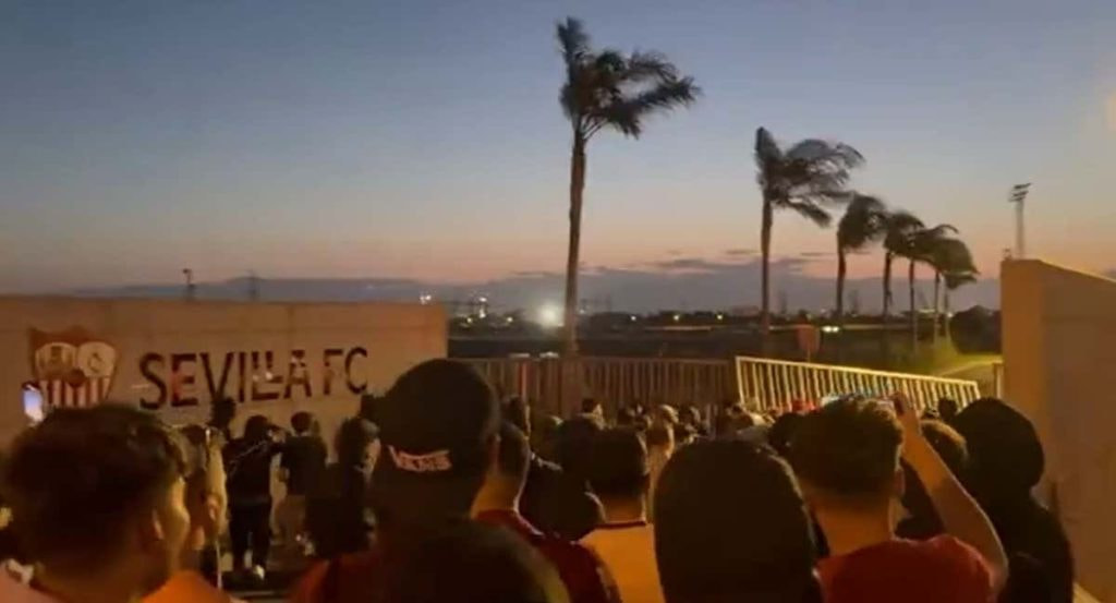 Los aficionados del Sevilla echan abajo la puerta de la ciudad deportiva.