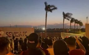 Los aficionados del Sevilla echan abajo la puerta de la ciudad deportiva.