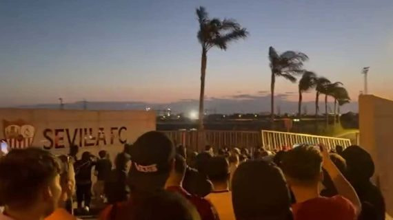 Los aficionados del Sevilla echan abajo la puerta de la ciudad deportiva.