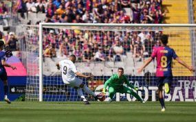 Szczesny, a punto de recibir el 0-2 de Kylian Mbappé en el Clásico del domingo.