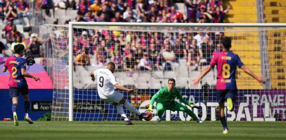 Szczesny, a punto de recibir el 0-2 de Kylian Mbappé en el Clásico del domingo.