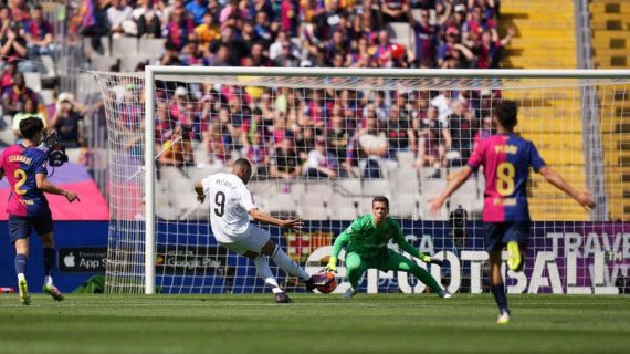 Szczesny, a punto de recibir el 0-2 de Kylian Mbappé en el Clásico del domingo.