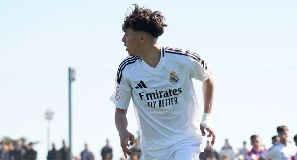 Thiago Pitarch controla el balón en un partido del Juvenil A.