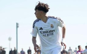 Thiago Pitarch controla el balón en un partido del Juvenil A.