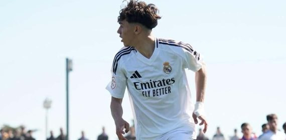 Thiago Pitarch controla el balón en un partido del Juvenil A.