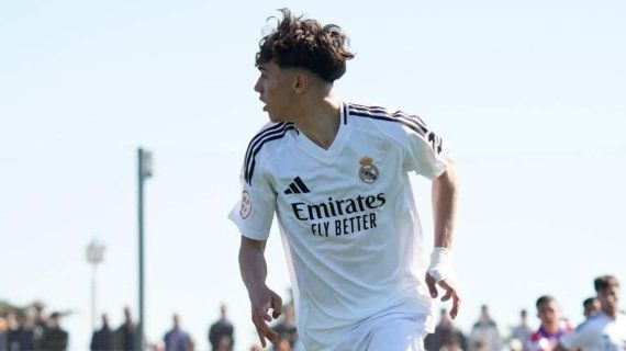 Thiago Pitarch controla el balón en un partido del Juvenil A.