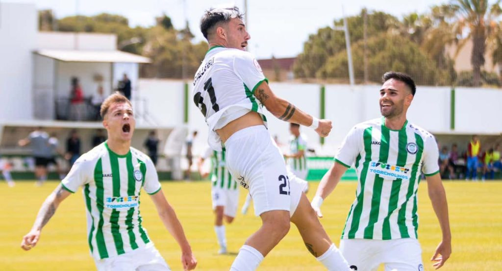 El Torremolinos celebra su ascenso.