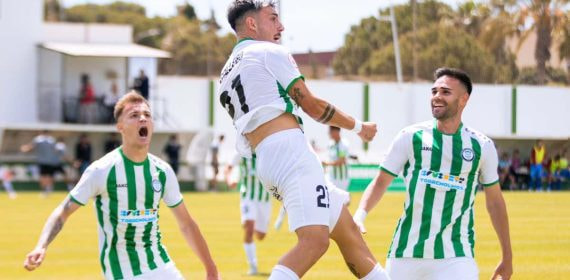 El Torremolinos celebra su ascenso.