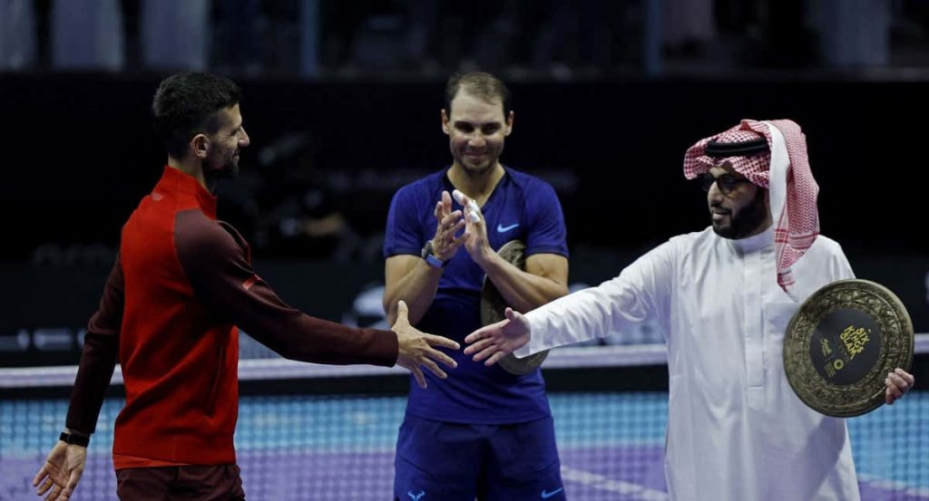 Turki Al-Sheikh, en un partido de exhibición con Djokovic y Nadal.