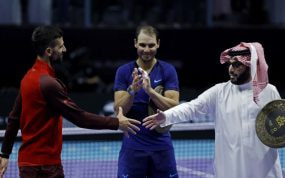 Turki Al-Sheikh, en un partido de exhibición con Djokovic y Nadal.