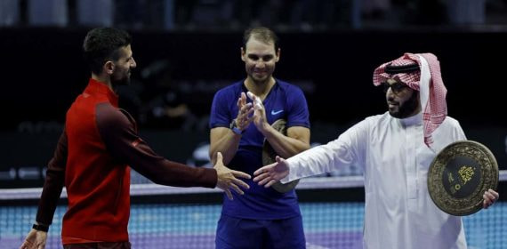 Turki Al-Sheikh, en un partido de exhibición con Djokovic y Nadal.