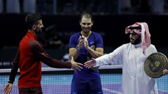 Turki Al-Sheikh, en un partido de exhibición con Djokovic y Nadal.