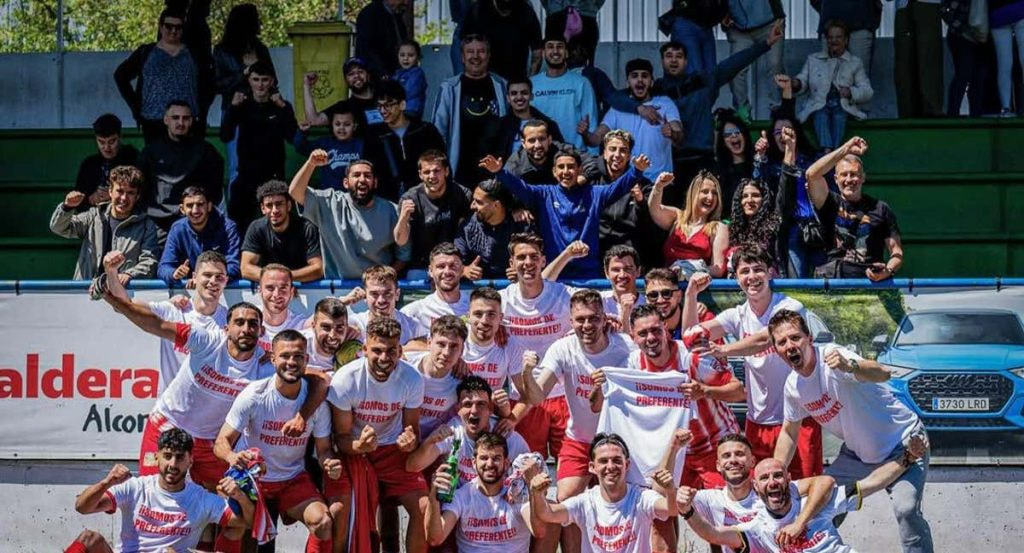 El Atlético Cañada de Alcorcón, ahora ya Unión FC, celebra el ascenso.
