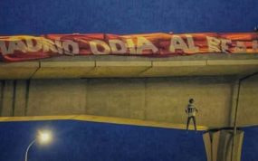 El muñeco de Vinicius colgado en un puente de Madrid, en enero de 2023.