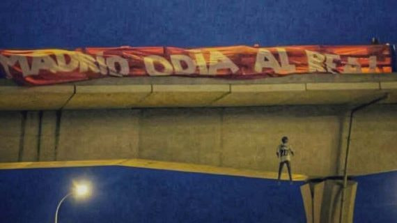 El muñeco de Vinicius colgado en un puente de Madrid, en enero de 2023.