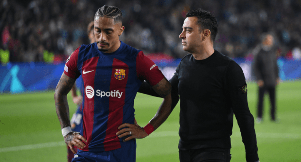 Xavi y Raphinha hablan tras un partido.
