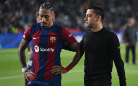 Xavi y Raphinha hablan tras un partido.