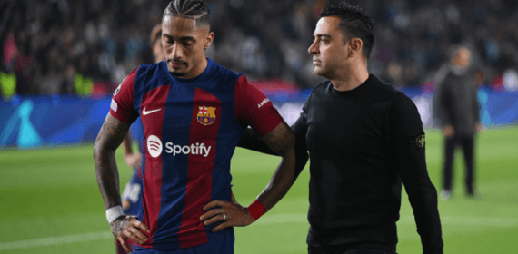 Xavi y Raphinha hablan tras un partido.