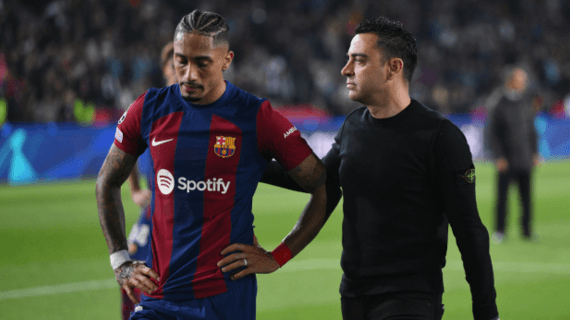 Xavi y Raphinha hablan tras un partido.