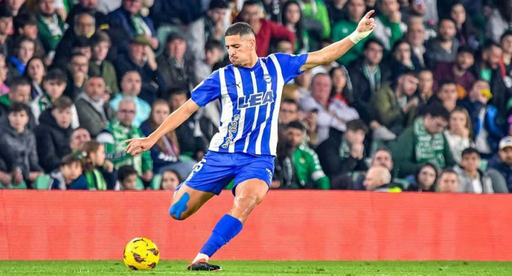 El central de Alavés es uno de los favoritos para la zaga rojilla.