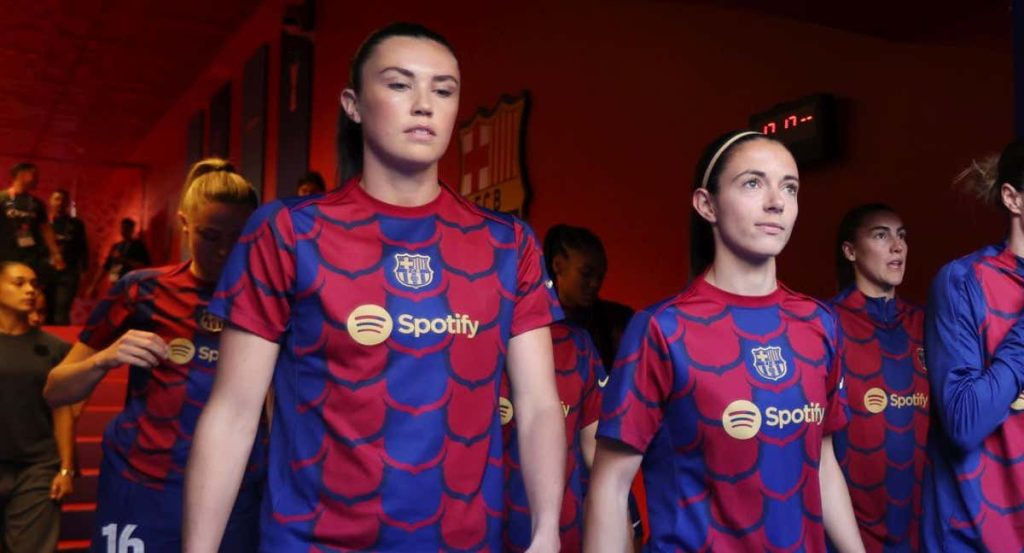 Ingrid Engen, junto a Aitana, antes de saltar al césped.