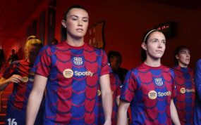 Ingrid Engen, junto a Aitana, antes de saltar al césped.