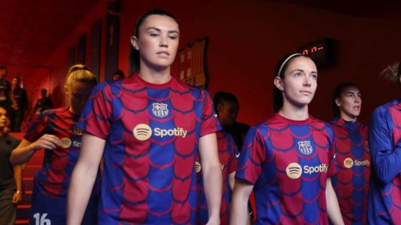 Ingrid Engen, junto a Aitana, antes de saltar al césped.