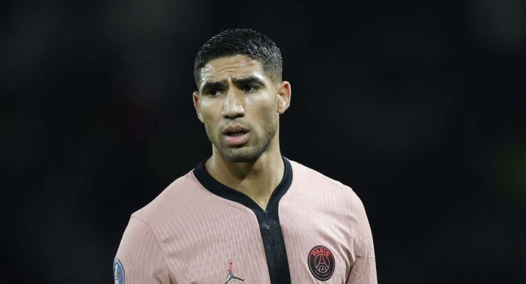 Achraf Hakimi jugando con el PSG.