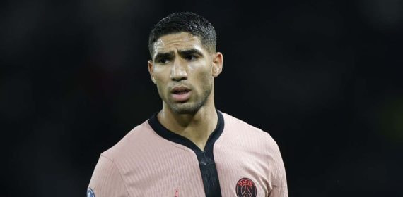Achraf Hakimi jugando con el PSG.
