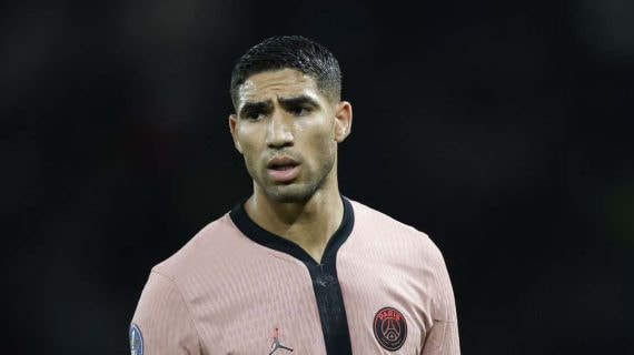 Achraf Hakimi jugando con el PSG.