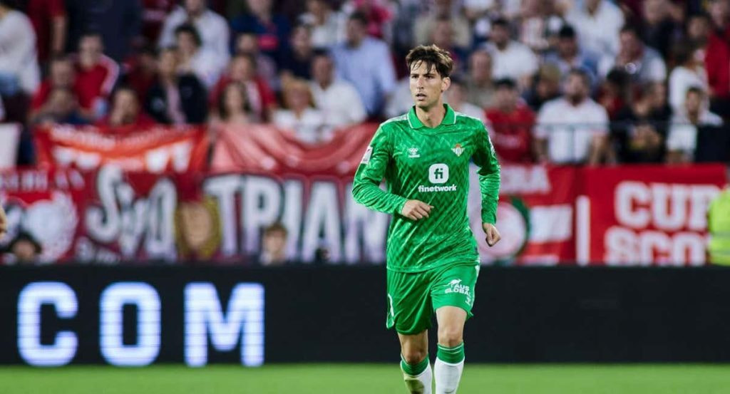 Juan Miranda en el derbi sevillano contra el Sevilla FC.
