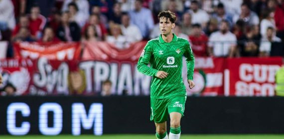 Juan Miranda en el derbi sevillano contra el Sevilla FC.