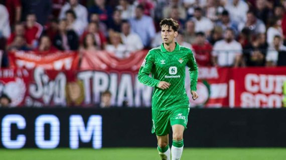 Juan Miranda en el derbi sevillano contra el Sevilla FC.