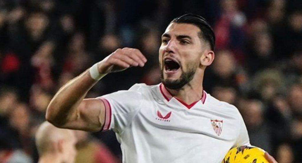 Rafa Mir celebra un gol con el Sevilla.