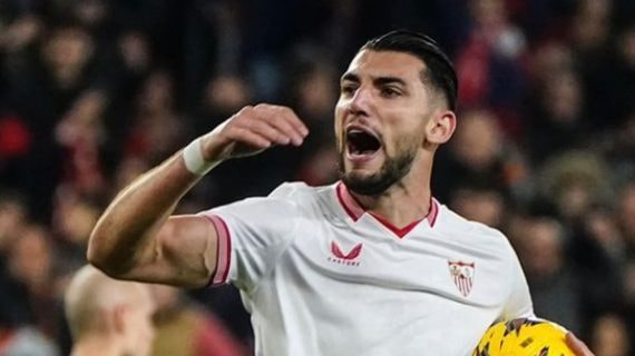 Rafa Mir celebra un gol con el Sevilla.