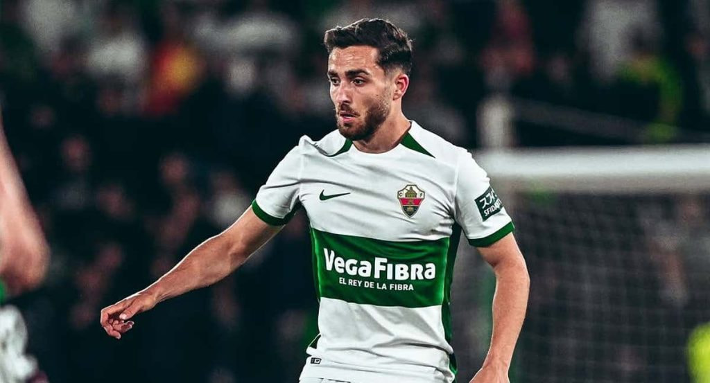 José Salinas, en un partido con el Elche.