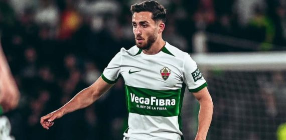 José Salinas, en un partido con el Elche.