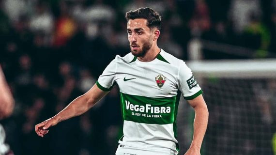 José Salinas, en un partido con el Elche.