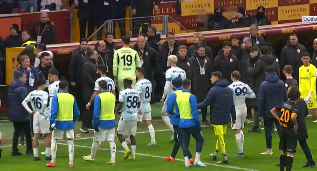 Los jugadores del Adana abandonando el campo.