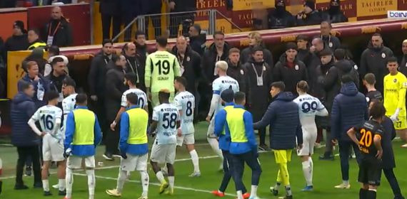 Los jugadores del Adana abandonando el campo.