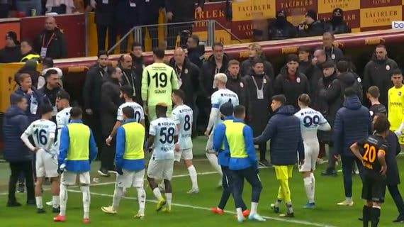 Los jugadores del Adana abandonando el campo.