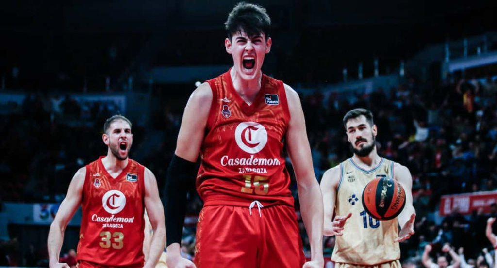 Aday Mara celebra una canasta con el Casademont Zaragoza.